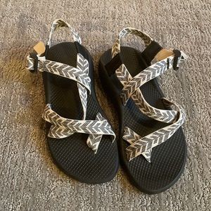 Black&White Arrow Patterned Chacos with Toe Strap
